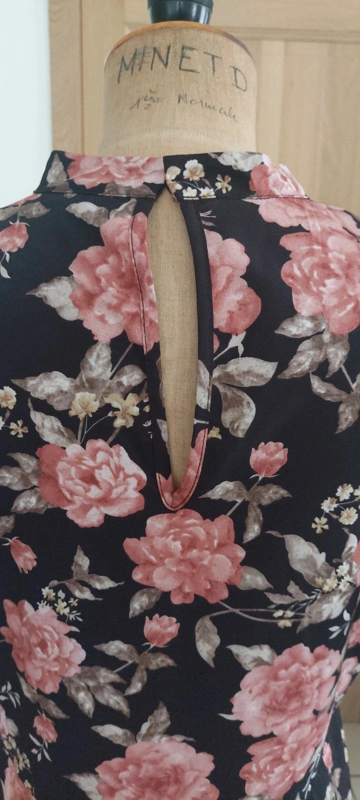 Robe longue fluide à fleurs VILA - Taille 40 (L) - Imprimé floral noir et rose – photo 4